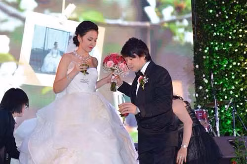 Xuất hiện trong đám cưới, cô dâu Trương Huệ Vân đã khiến nhiều khách mời phải trầm trồ khi cô diện chiếc váy cưới của hãng thời trang Vera Wang, trị giá 7.590 USD, tương đương 200 triệu đồng. Không chỉ vậy, mỗi bàn tiệc của đám cưới được tiết lộ có giá đến hơn 35 triệu đồng, với những món ăn thuộc dạng cao lương mỹ vị như canh bào ngư tiềm sò điệp khô, gà phi lê tùng lộ, bò Úc, tôm càng, chè yến…