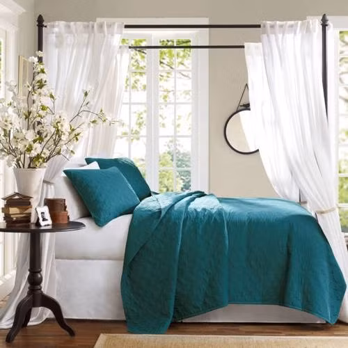 Phòng ngủ với màu xanh-trắng chủ đạo là một sự kết hợp hài hòa, dịu mắt nhưng vẫn tạo được sự sang trọng.
