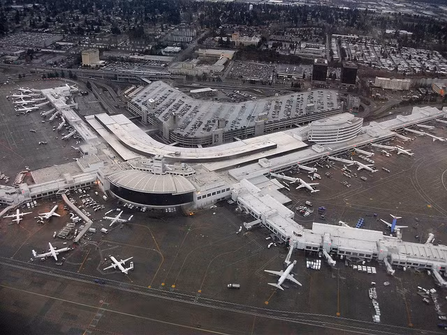 Sân bay quốc tế Seattle-Tacoma có các tuyến bay nối với các điểm đến trên khắp Bắc Mỹ, châu Âu và Đông Á, trong đó có Việt Nam. Từ sân bay này, phi cơ y tế chuyên dụng sẽ chở ông Thanh về Đà Nẵng. Ảnh sân bay Sea-Tac nhìn từ không trung.