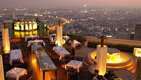 Sky Bar ở trên đỉnh tháp Lebua (Bangkok, Thái Lan): Nơi đây từng xuất hiện trong phần 2 của bộ phim "Hangover" và là điểm đến được các bạn trẻ vô cùng yêu thích khi đến Thủ đô của Thái Lan.