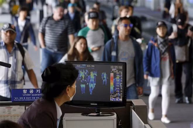Màn hình kiểm tra thân nhiệt hành khách để phát hiện người nghi nhiễm MERS ở sân bay quốc tế Incheon, Hàn Quốc ngày 2/6/2015.