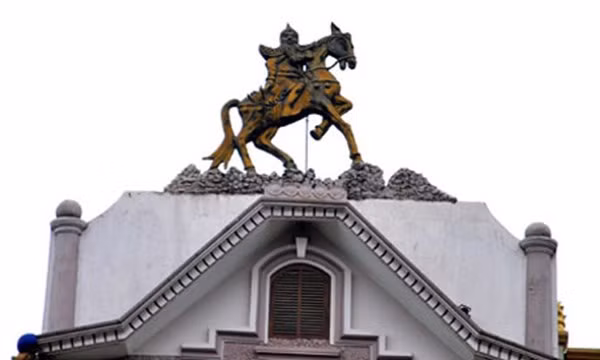 Bức tượng Quan công cầm đao cưỡi ngựa có ý nghĩa dẹp trừ tiểu nhân, công việc làm ăn kinh doanh thuận lợi, hóa giải sát khí...