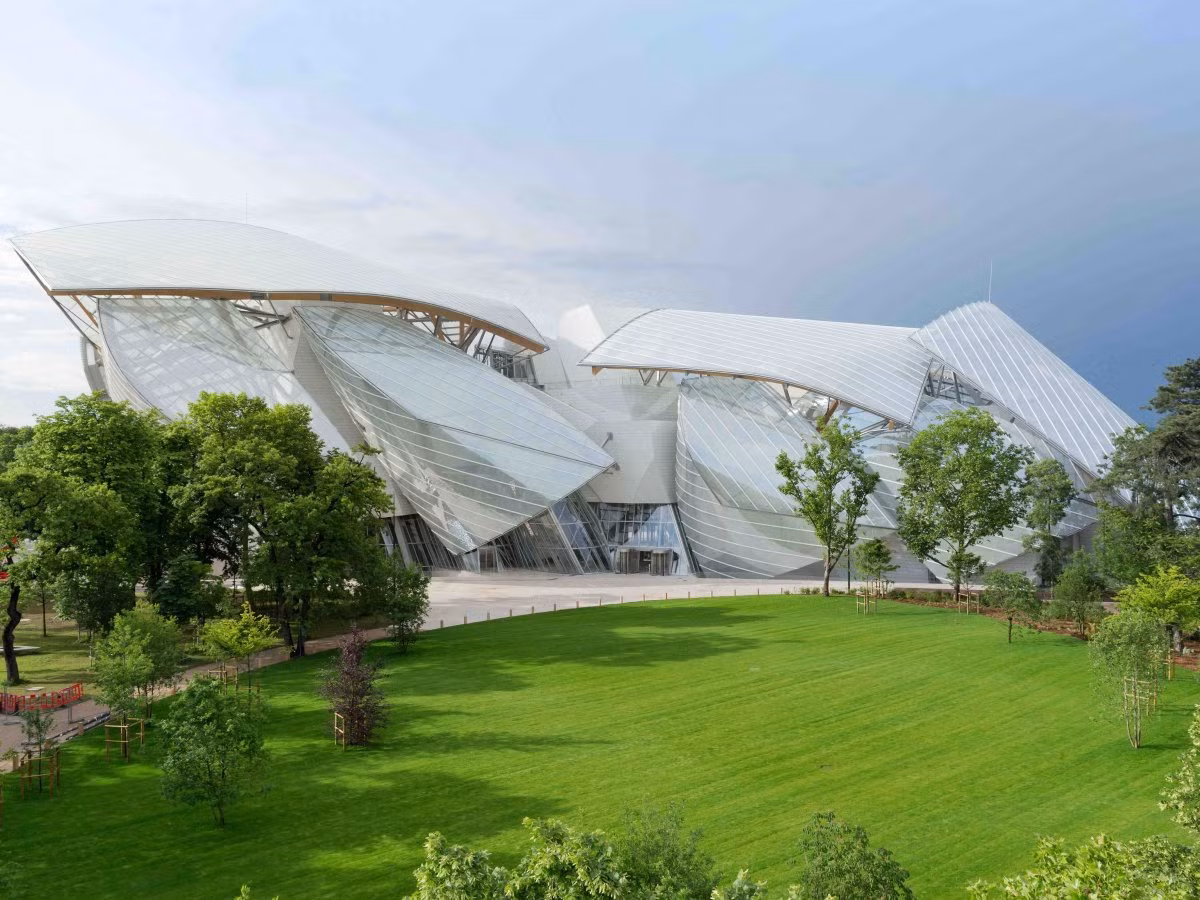 Bảo tàng Foundation Louis Vuitton tại Paris, Pháp. Công trình này do kiến trúc sư nổi tiếng Frank Gehry thiết kế với bề mặt hoàn toàn bằng kính, mô phỏng hình dạng đám mây đang trôi ngay bên trên khu công viên cây xanh Bois de Boulogne.