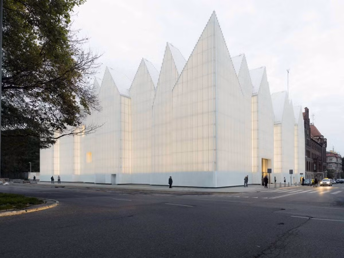 Philharmonic Hall – Một điểm đến lung linh lấy cảm hứng từ bầu trời thành phố Szczecin, Ba Lan. Đây là thiết kế của công ty Fabrizio Barozzi và Alberto Veiga. Công trình này cũng được vinh danh trong top 15 nhà đẹp năm 2015.