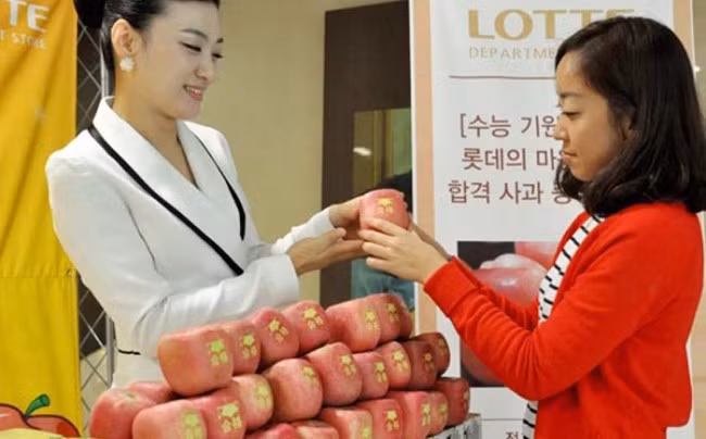 Thực chất, đây là một giống táo tròn thông thường nhưng trong quá trình phát triển, quả táo đã được ép vào một chiếc khuôn nhựa để có hình dáng vuông vắn và có chữ khắc lên trên.