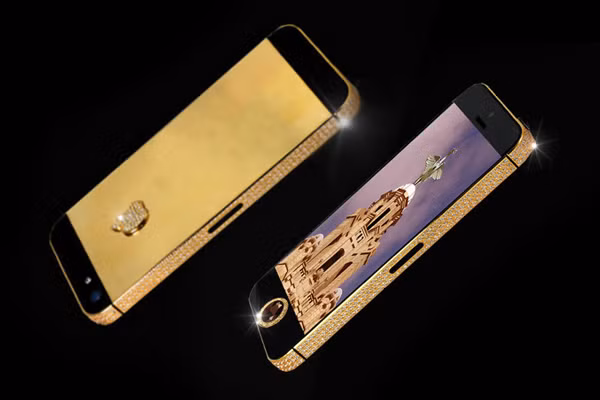 Apple iPhone 5 Black Diamond Edition (16,7 triệu USD): Đây là một trong những chiếc điện thoại đắt đỏ. iPhone 5 phiên bản kim cương đen có điểm đặc biệt là nút Home nạm một viên kim cương đen 26 carat. Kim cương đen, còn được gọi là "carbonados", là một trong những loại đá quý hiếm nhất trên trái đất. Ngoài nút Home đặc biệt, chiếc điện thoại còn được phủ 600 viên kim cương trắng và thêm 135 gram vàng 24 carat.