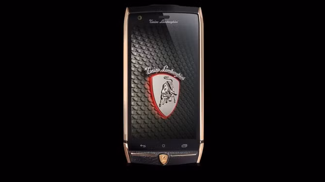 Tonino Lamborghini 88 Tauri (6.000 USD): 88 Tauri được hoàn thiện bởi hai vật liệu chính là da và kim loại bao phủ toàn bộ phần vỏ của máy. Đặc biệt sản phẩm có mặt kính Gorilla Glass 3 lớp với lớp phủ không thấm dầu. Chỉ có 1.947 chiếc được sản xuất trên toàn thế giới. Con số 1947 máy dùng để chỉ năm sinh của nhà sáng lập hãng xe - ông Tonino Lamborghini.