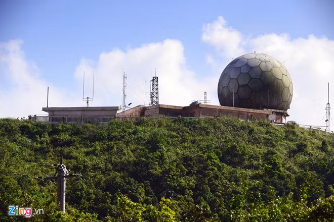 Đài radar trên núi Sơn Trà có mệnh danh là mắt thần Đông Dương, được Mỹ xây dựng phục vụ quân sự. Nơi đây hiện do quân đội Việt Nam tiếp quản, cũng là một địa danh thu hút khách.
