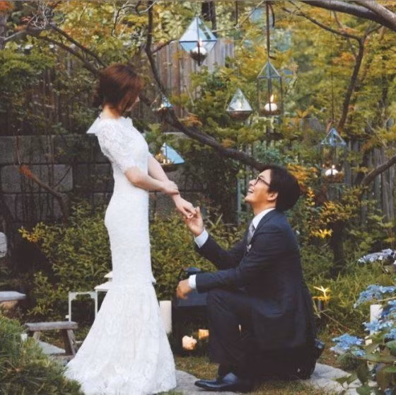 Ngoài đám cưới của Bae Yong Joon, ngôi sao hạng A Kim Hee Sun cũng từng chọn khách sạn Sheraton Grande Walkerhill là nơi tổ chức đám cưới. Trong hình là ảnh cưới của Bae Yong Joon và vợ.