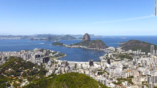 4. Sân bay quốc tế Rio de Janeiro-Galeão (Brazil): Sân bay quốc tế Rio de Janeiro-Galeão là nơi bạn có thể tiếp cận với cảnh quan tuyệt vời của Vịnh Guanabara. Đây là một vịnh biển đẹp nằm ở đông nam Brazil, được bao quanh bởi khu rừng nhiệt đới, bãi biển, những ngọn núi cao của Serra và các khu phố của Rio de Janeiro.