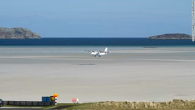 8. Sân bay quốc tế Barra, Scotland: Sân bay duy nhất trên thế giới có đường băng chính là bãi biển. Tuy nhiên, đường băng Barra thường sẽ bị ngập khi thủy triều lên, do đó thời gian bay phụ thuộc rất nhiều vào thủy triều. Khi thuỷ triều lên, toàn bộ bãi biển ngập trong nước, trở thành địa điểm thú vị cho những ai đam mê môn thể thao lướt ván.