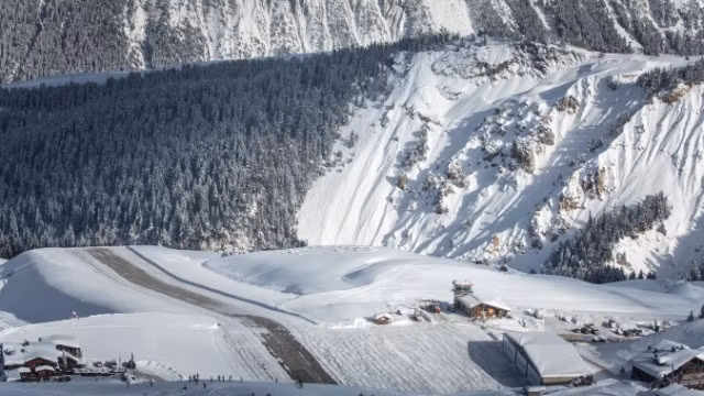 5. Sân bay Courchevel, Pháp: Courchevel vừa là khu nghỉ dưỡng trượt tuyết danh tiếng của Pháp nằm trên dãy Alps và cũng là sân bay từng xuất hiện trong bộ phim về điệp viên 007: Tomorrow Never Dies – nơi James Bond cố gắng hạ cánh.