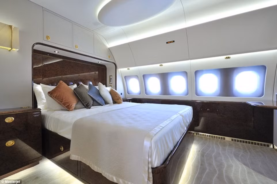 Đây là sản phẩm là của hãng cho thuê máy bay siêu sang có tên Masterjet ở Paris (Pháp). Không giống như những chiếc máy bay phản lực chở khách bình thường có thể chở 180 hành khách, chiếc Airbus A320-232 đặc biệt này được chuyển đổi thành chuyên cơ siêu sang dành cho 26 người.