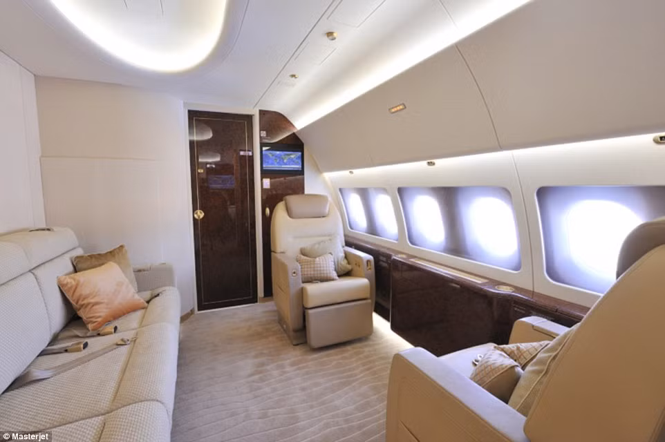 Hành khách trên chuyên cơ sang trọng này có thể truy cập WIFI trong cabin và xem truyền hình 10 kênh với khoảng 200 bộ phim theo yêu cầu.