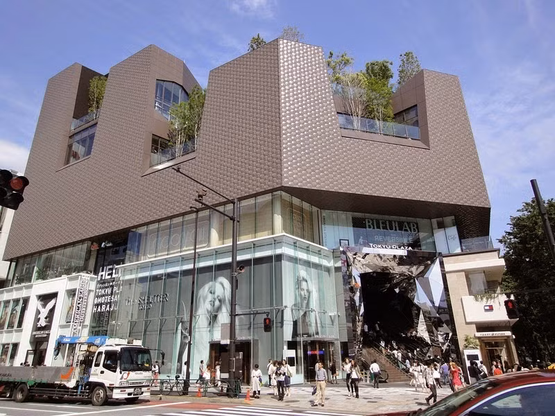 Tokyu Plaza: Đây là một trung tâm mua sắm, vui chơi giải trí tại Omotesando. Tokyu Plaza gồm có những cửa hàng thời trang nổi tiếng như American Eagle Outfitters và The Shel’tter Tokyo. Trên mái tòa nhà là một công viên xanh công cộng. Ngoài ra ở đây còn có lối vào nhà gương cực kỳ độc đáo.