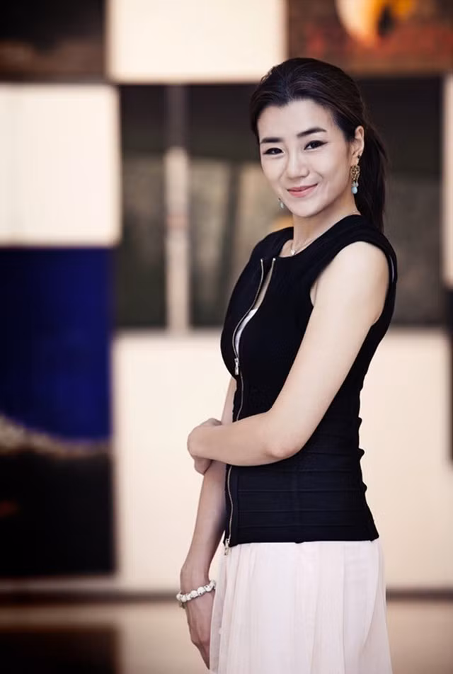 Cô gái sinh năm 1983 tài năng này từng làm việc cho công ty quảng cáo Hàn Quốc HS Ad một năm trước khi gia nhập Jin Air vào năm 2012. Tại Hàn Quốc, Emily Cho còn được biết đến với một số biệt danh như "Cô gái Bungee", "nữ thần của thể thao điện tử". Cô cũng là tác giả của một cuốn sách cho trẻ em".
