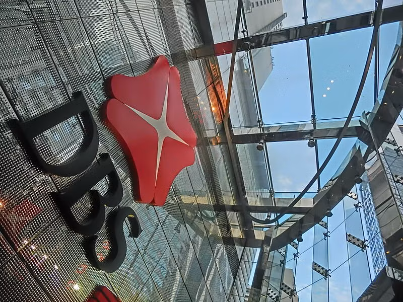 12. Ngân hàng DBS (Singapore), tài sản: 317.729.000 USD; Điểm tín nhiệm là Fitch: AA-, Moody: Aa1, S &amp; P: AA-.