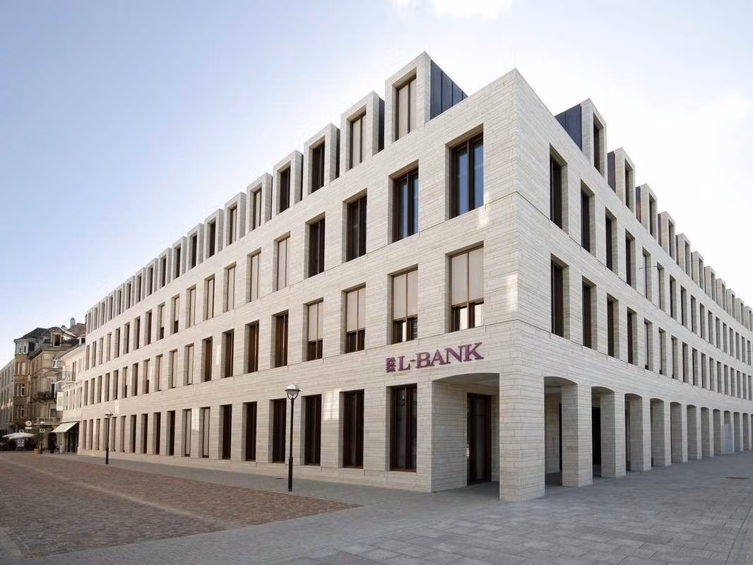 4. Ngân hàng L-Bank của Đức, tài sản: 96.733.000 USD; Điểm tín nhiệm là Fitch: AAA, Moody: Aaa, S &amp; P: AAA.