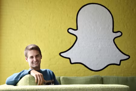 Năm 2012, Spiegel bỏ học tại Stanford để tập trung phát triển Snapchat dù chỉ còn thiếu vài lớp nữa là nhận được bằng tốt nghiệp.