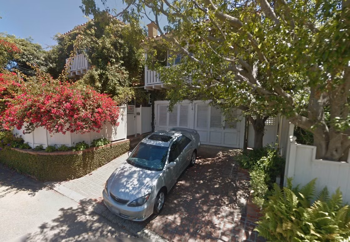 Đến tháng 11/2014, Spiegel đã tự mua nhà riêng ở Brentwood, California (Mỹ) với giá 3,3 triệu USD. Dinh thự này rộng 260 m2, có tới 3 phòng ngủ, sân thượng rộng rãi.