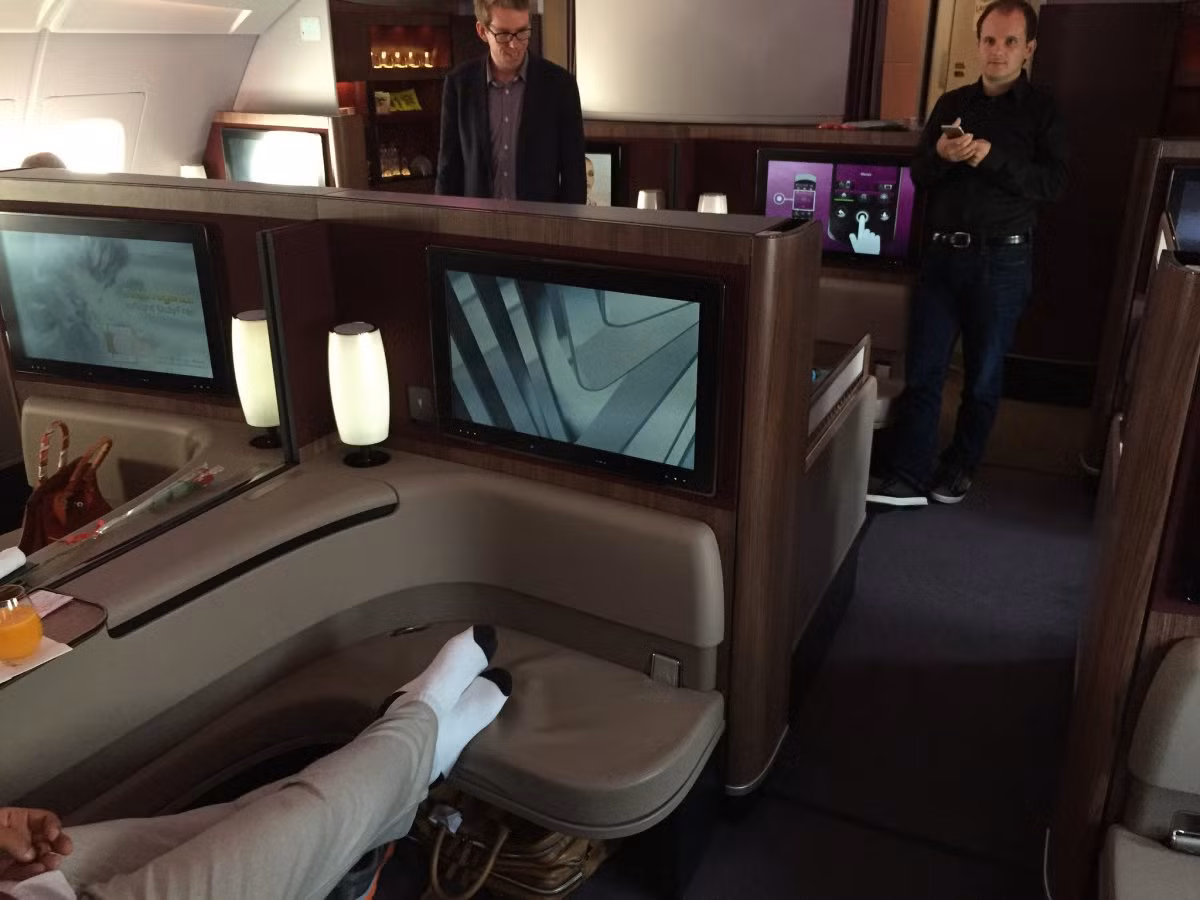 Ngoài khu vực sảnh chờ, hãng Qatar Airways còn cung cấp rất nhiều ghế dài dành cho hành khách nghỉ ngơi.