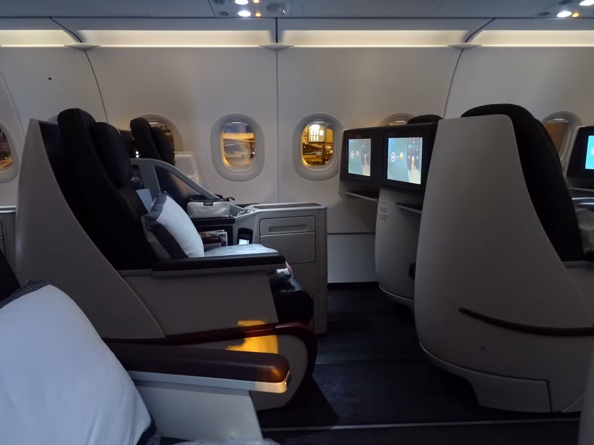 Các ghế ngồi của hạng thương gia cũng khá hiện đại và tiện nghi.