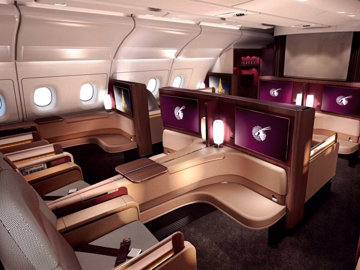 Trên khoang hạng nhất của chiếc máy bay A380, các ghế ngồi được thiết kế rộng rãi và được ngăn cách bởi các vách ngăn, giúp hành khách có được không gian riêng tư cũng như tránh được những phiền nhiễu xung quanh.