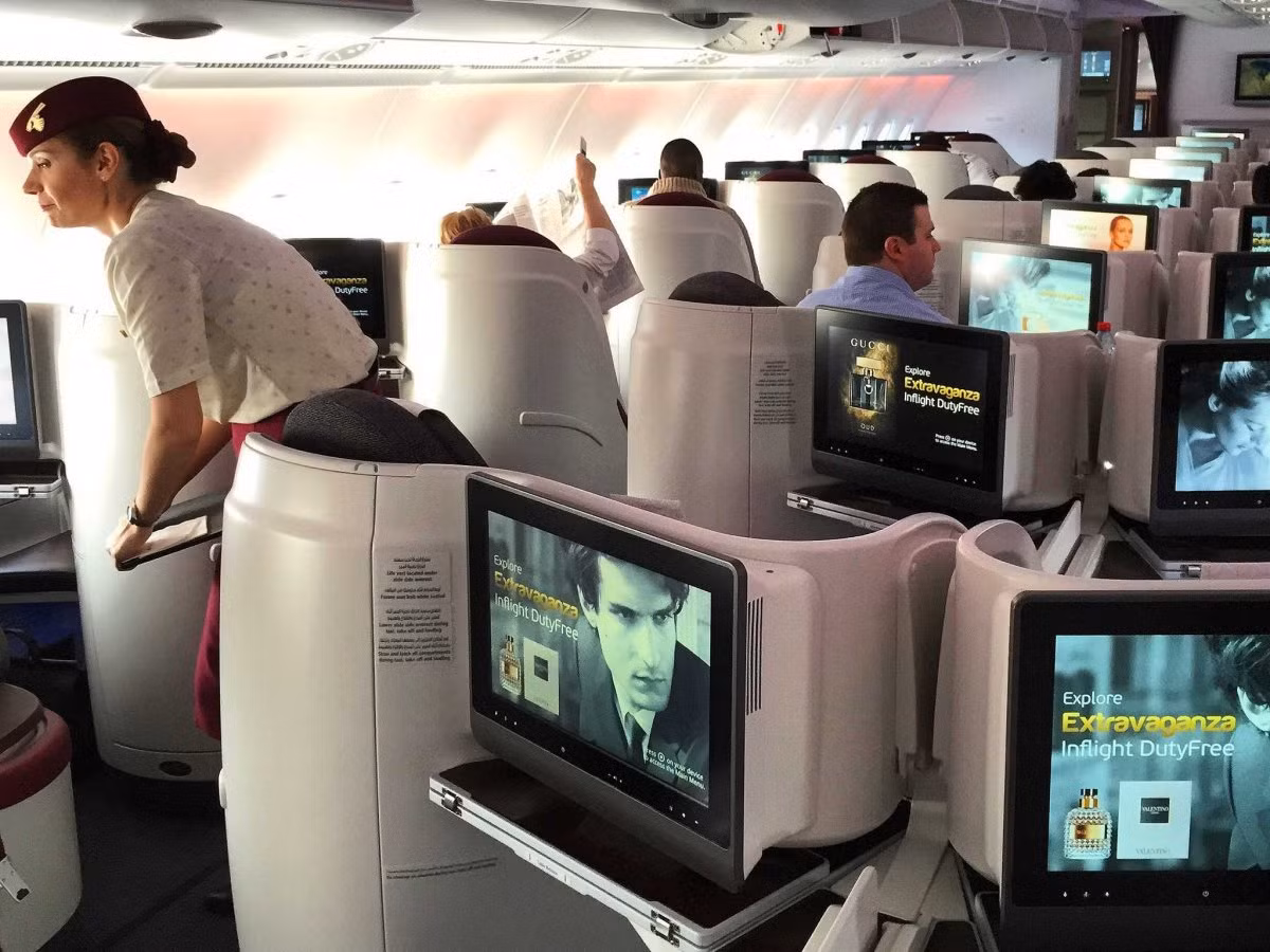 Mỗi ghế ngồi của hãng Qatar Airways đều trang bị một màn hình HD giúp hành khách có thể thoải mái chơi game, xem những bộ phim hay.