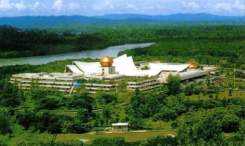 Cung điện tọa lạc trên một ngọn đồi được phủ đầy bóng cây xanh trên hạ lưu sông Brunei, mặt tiền của cung điện hướng về phía Nam nơi có Thủ đô Bandar Seri Begawan.