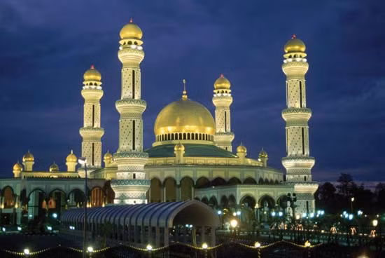 Gần hoàng cung là nhà thờ Jame Asr Hassanal Bolkiah - nhà thờ Hồi giáo đẹp và lớn nhất Đông Nam Á. Nó được xây dựng trong vòng 6 năm với 200 triệu USD. Ngoài ra, trong cung điện còn có một nhà thờ với sức chứa 1.500 người, phòng khách chứa khoảng 4.000 người và phòng ăn rộng đến mức chứa hết 5.000 người.
