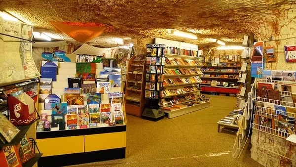 Thị trấn Coober Pedy có tất cả các cơ sở vật chất đảm bảo để phục vụ khách du lịch như các cửa hàng ngọc mắt mèo, phòng bi-a, quán bar, bơi hồ bơi, bảo tàng, nhà thờ…