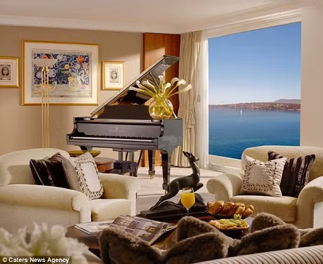 Một đêm nghỉ ngơi tại phòng khách sạn đắt nhất thế giới. Phòng Royal Penthouse Suite tại khách sạn President Wilson của Thụy Sĩ có giá thuê phòng là 65.000 USD/đêm. Căn phòng này gồm 12 phòng ngủ riêng biệt, 6 phòng tắm với sàn đá cẩm thạch, một quầy rượu cocktail đủ sức phục vụ 40 khách, một sân thượng với tầm nhìn tuyệt vời qua kính chống đạn. Món quà Valentine này thực sự đáng đồng tiền của đại gia bỏ ra.