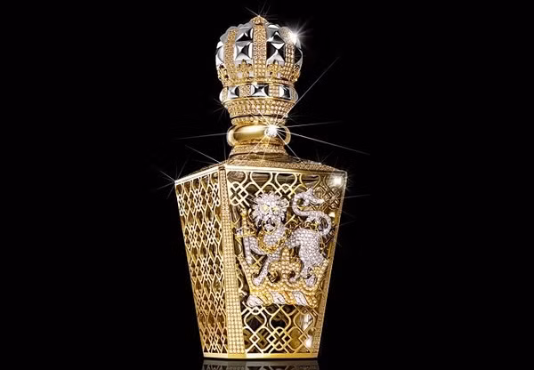 Lọ nước hoa đắt nhất thế giới giá 228.000 USD (tương đương 4,8 tỷ đồng). Harrods - thương hiệu nổi tiếng của nước Anh chính là nhà sản xuất chai nước hoa đắt tiền nhất thế giới - No1 Passant Guardant với giá 4.8 tỷ đồng. No1 Passant Guardant có thiết kế trong chiếc bình pha lê Baccarat 30ml tinh xảo trứ danh của hãng. Bên ngoài là lớp lưới hộp hoàn toàn bằng vàng 24 carat và nạm hơn 2.000 viên kim cương trắng sang trọng.