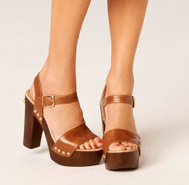 Xăng đan 13 cm của thương hiệu Russell &amp; Bromley được rao bán trên website của hãng giá 4 triệu đồng.