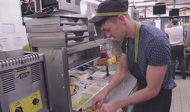Bên trong căn bếp chế biến món bánh burger kẹp thịt bò.
