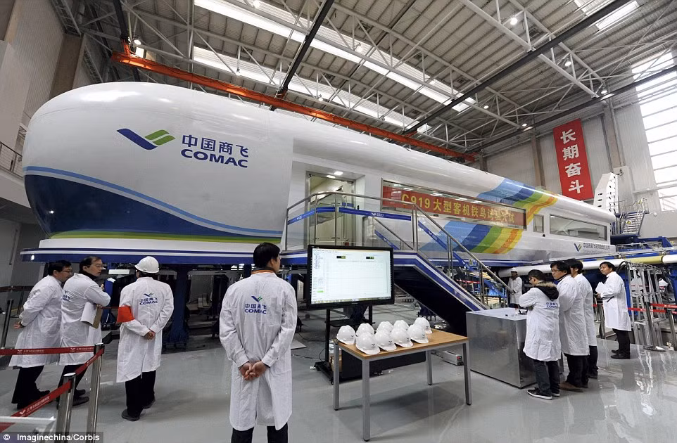 Các bộ phận khác nhau của máy bay gồm cả mũi, mặt trước và phần thân giữa máy bay, cánh và phần đuôi đều được thiết kế bởi các công ty và nhà sản xuất tại Thành Đô, Thẩm Dương và Cáp Nhĩ Tân.