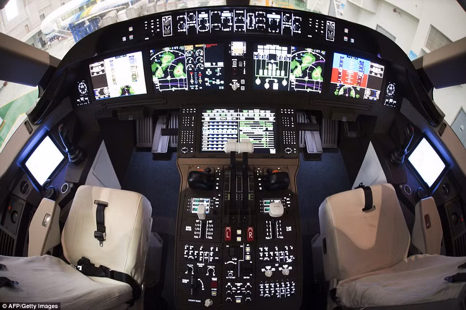 Buồng lái của C919 sẽ được tích hợp các công nghệ mới nhất. Dòng máy bay phản lực hai động cơ này được Trung Quốc phát triển nhằm cạnh tranh với chiếc Boeing 737 và Airbus A320 đang phổ biến trên thị trường hàng không quốc tế.