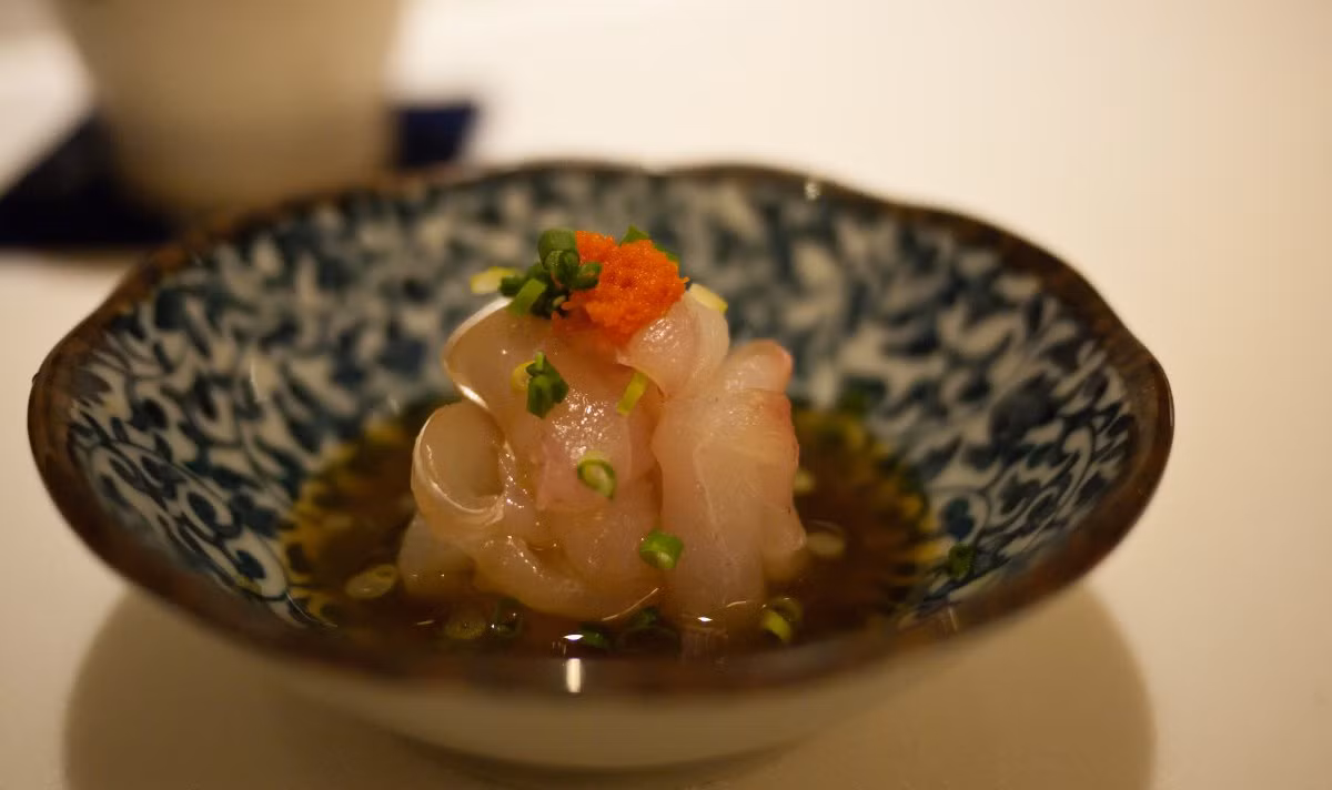 5. Masa, New York, Mỹ (900 USD/2 người, 20-25 món): Masa Takayama là đầu bếp sushi nổi tiếng, đang điều hành nhà hàng Masa ở New York. Nhà hàng phục vụ những món ăn Nhật chất lượng cao nhất ở Mỹ như cơm Italia cuộn với nấm truffle, gan ngỗng nấu trong nồi đất.