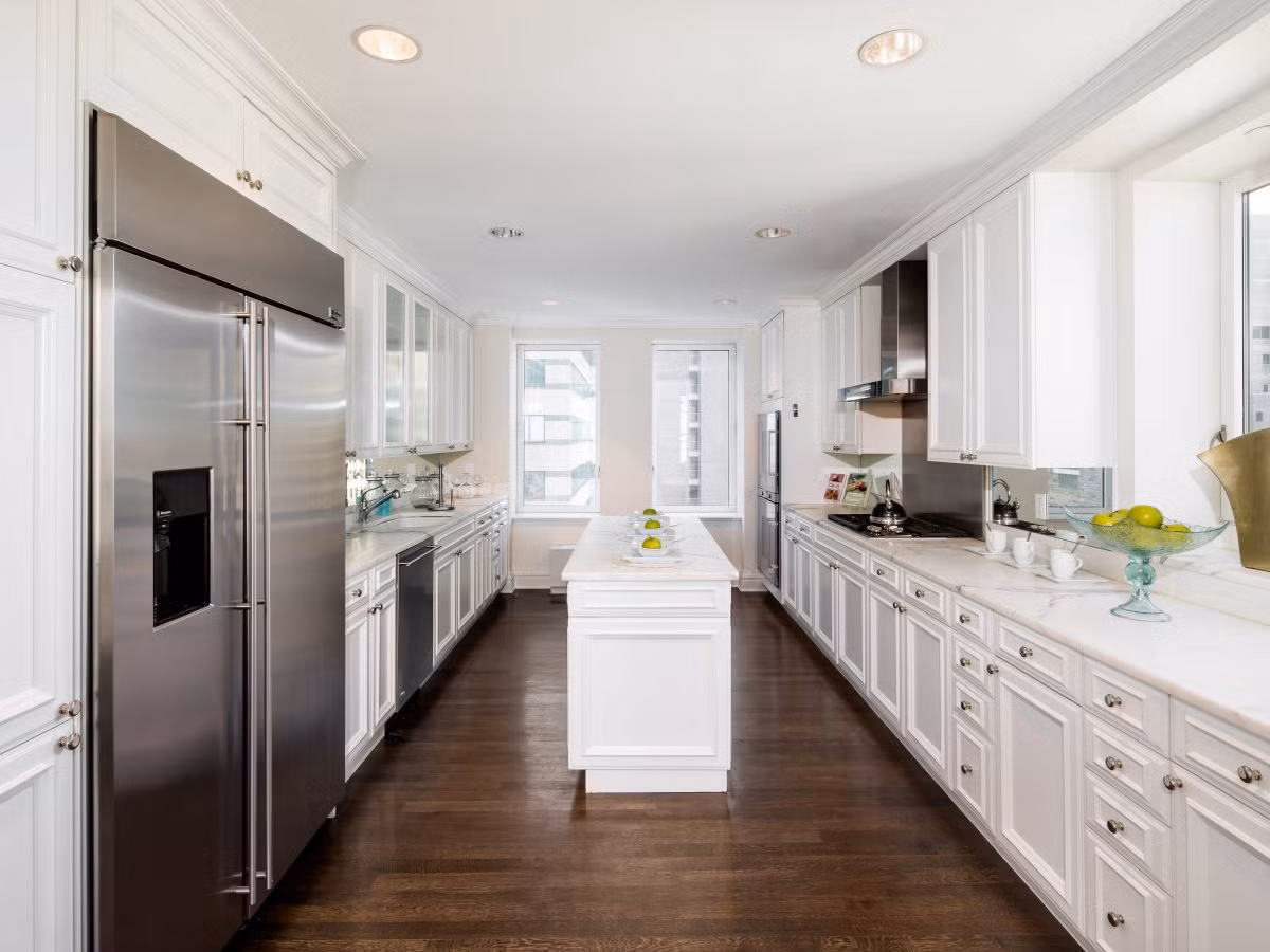 Trên thực tế, ông Trump chưa bao giờ sống trong căn penthouse này bởi ông không thích cách trang trí của căn hộ. Nơi cư trú chính của tỷ phú Mỹ này là căn hộ xa họa tại tòa tháp Trump Tower với các chi tiết nội thất dát vàng, đá cẩm thạch và pha lê.