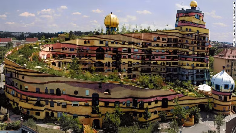 Waldspirale, Darmstadt, Đức: Tòa nhà chung cư với khu vườn cây xanh độc đáo này được hoàn thành vào năm 2000. Tên của công trình - Waldspirale có nghĩa là rừng xoắn ốc bởi các loại cây bụi và cỏ được trồng trên một sân thượng hình xoắn kéo dài từ tầng 1 đến 12.
