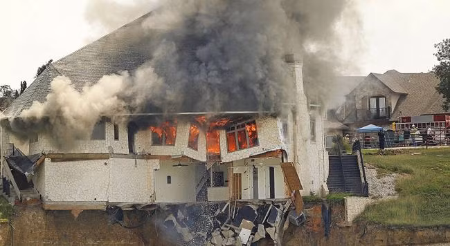 Một người đàn ông giàu có tại Texas, Mỹ sau khi xảy ra xích mích với lực lượng cứu hỏa địa phương đã tự tay thiêu rụi chính căn biệt thự rộng hơn 300m2 của mình để...trả thù. Được biết căn biệt thự được xây dựng vào năm 2007 có trị giá hơn 700,000 USD (gần 20 tỷ đồng).