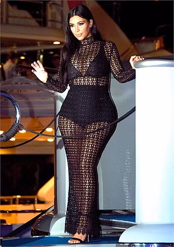 Nhờ có thân hình nóng bỏng, Kim Kardashian đã kiếm được hàng chục triệu USD từ các hợp đồng quảng cáo. Từ đó, cô đã không tiếc tiền mua bảo hiểm cho vòng ba gợi cảm.