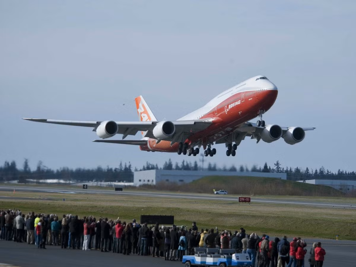 Mẫu Boeing 747, từng được gọi là “Nữ hoàng của bầu trời”, là một trong những máy bay nổi tiếng nhất trong lịch sử hàng không. Hiện, dòng máy bay 747 không còn được các hãng hàng không ưa chuộng nữa nhưng nhà máy sản xuất máy bay Boeing vẫn duy trì sản xuất hạn chế.
