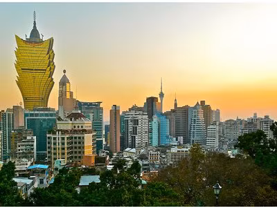 Hiện nay, công ty của ông Ho - Sociedade de Turismo e Diversoes de Macao (STDM) điều hành tới 18 sòng bạc ở Macau. Casino thứ 19 của ông có tên là The Lisboa Palace, đang được xây dựng để mở vào năm 2017.