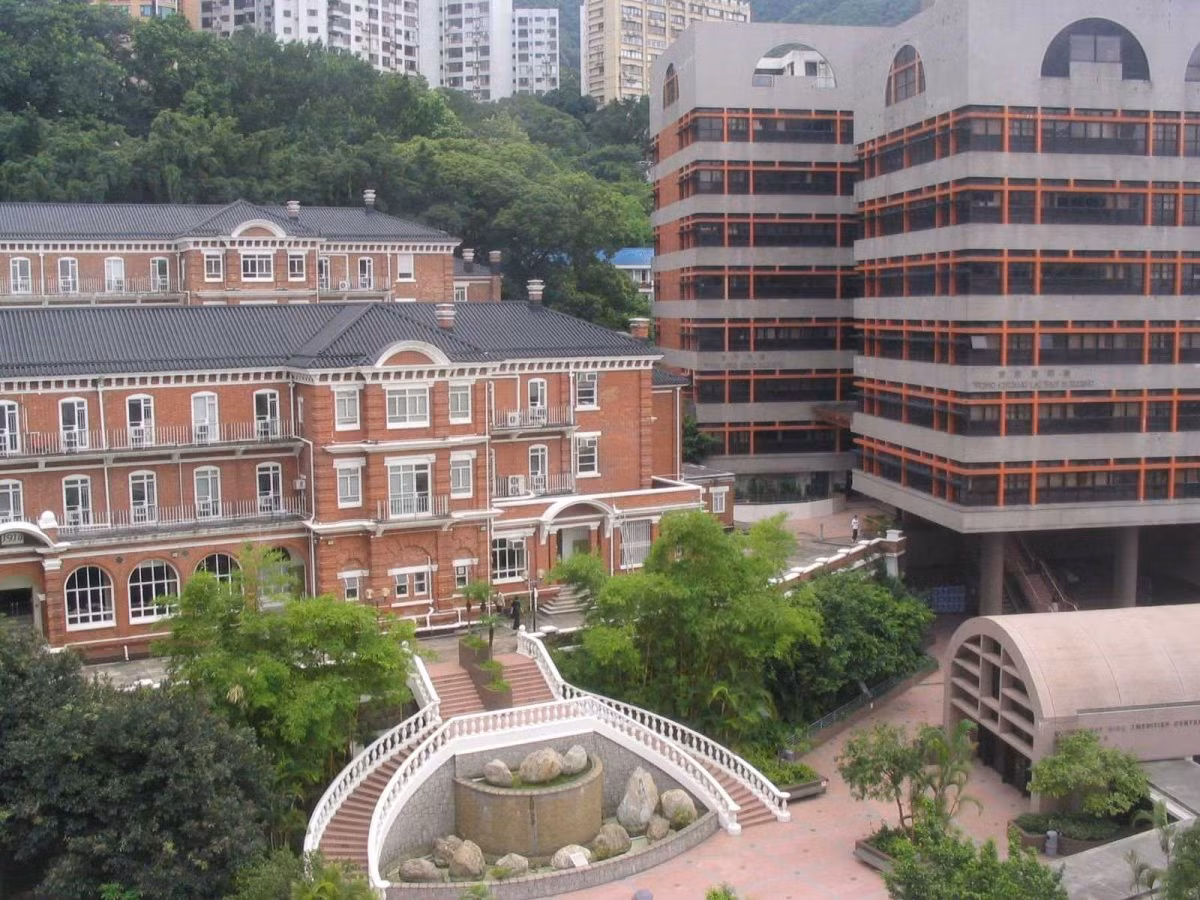 Ông vua sòng bạc này từng nhận được học bổng của trường Đại học Hong Kong nhưng ông đã không hoàn thành khóa học. Ông đã bỏ học khi gia đình buộc phải chạy trốn khỏi Hong Kong để tới sinh sống ở Macau.