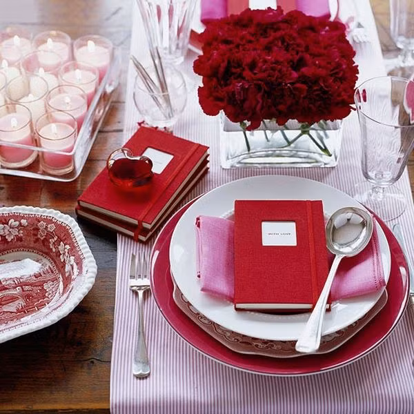 Màu đỏ là màu của đam mê, tạo phong cách trang trí lãng mạn cho bàn ăn Valentine tại nhà.