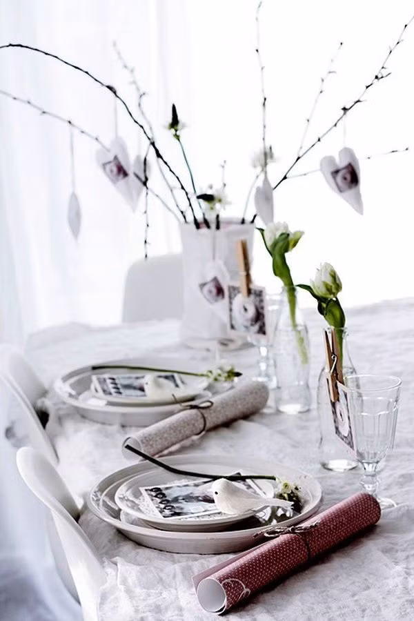 Hãy tạo thêm sự lãng mạn bằng cách treo thêm các bức ảnh ghi lại kỷ kiệm tình yêu giữa hai bạn.
