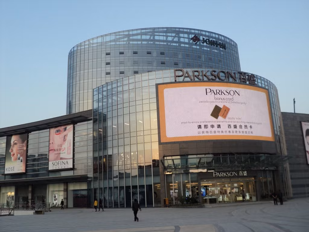 Ngày 29/06/2005, trung tâm thương mại cao cấp đầu tiên của Parkson chính thức mở cửa tại TP HCM. Dần dần, Parkson đã mở 8 trung tâm thương mại cao cấp tại Việt Nam trong đó 5 TTTM tại TTP HCM, 2 TTTM tại Hà Nội và 1 TTTM tại Hải Phòng.