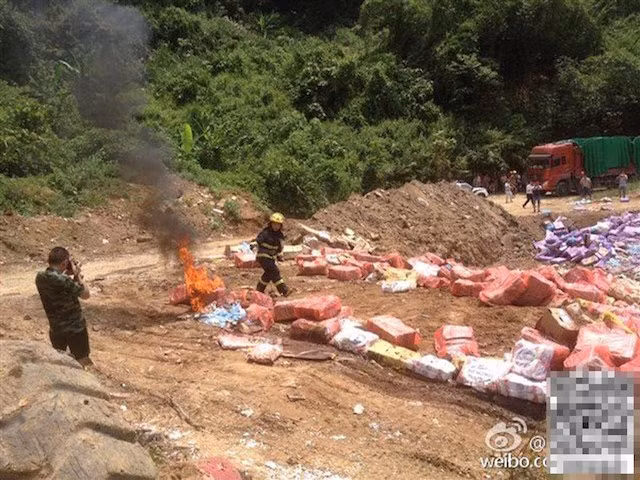 Cảnh sát và lính cứu hỏa ở Hà Khẩu, tỉnh Vân Nam là những người phụ trách việc tiêu hủy hàng trăm tấn thịt quá hạn này.