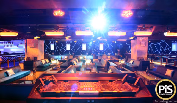 Nối tiếp thành công của Bar Sin Lounge, Tín mở thêm bar ACE. Cũng như dự án đầu tiên, ACE sử dụng mặt bằng là bất động sản của TTG. Sau 4 tháng, hệ thống vận hành ổn định, Tín quay trở lại TTG, tiếp nhận vai trò điều hành công ty gia đình. Trong hình là bar ACE.